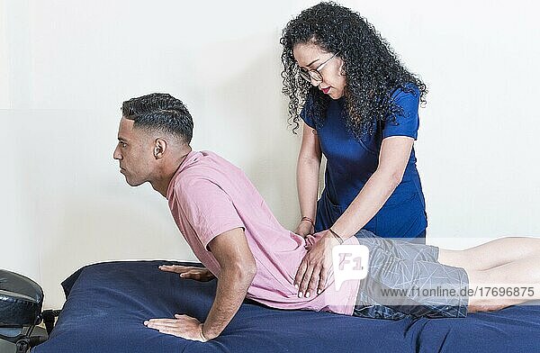 Physiotherapie für den unteren Rücken  physiotherapeutisches Behandlungskonzept  Physiotherapeutin mit Patient
