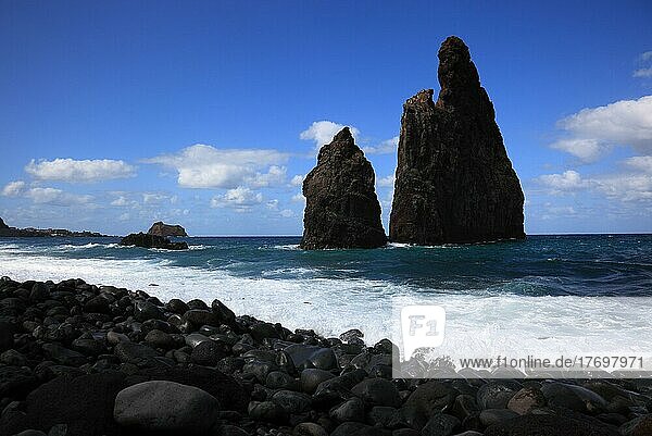 Die Felsen  Ilheus da Ribeira da Janela  an der Westküste  Madeira  Portugal  Europa