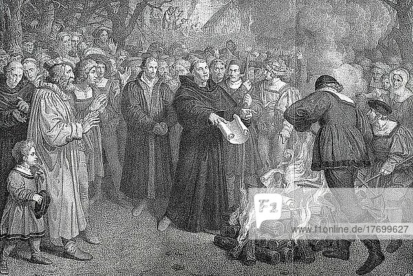 Martin Luther verbrennt die päpstliche Bulle vor Wittenberg am 10. 12. 1520  Historisch  digital restaurierte Reproduktion einer Vorlage aus dem 19. Jahrhundert