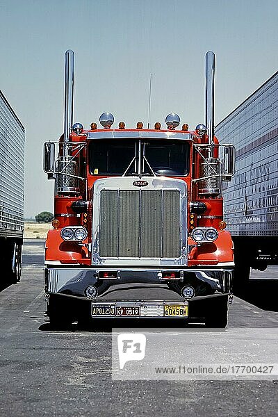 US-Truck  rot  Marke Peterbilt  auf Highway-Parkplatz  USA  Nordamerika