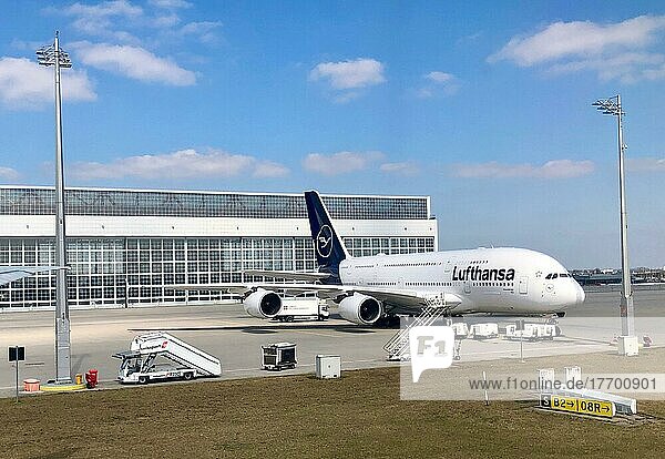 Flugzeug Airbus A380 der Airline Lufthansa  Flughafen Franz Josef Strauß  München  Bayern  Deutschland  Europa