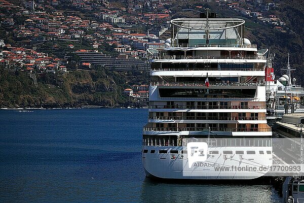 Funchal  Kreuzfahrtschiff AIDAbella im Hafen  Insel Madeira  Portugal  Europa