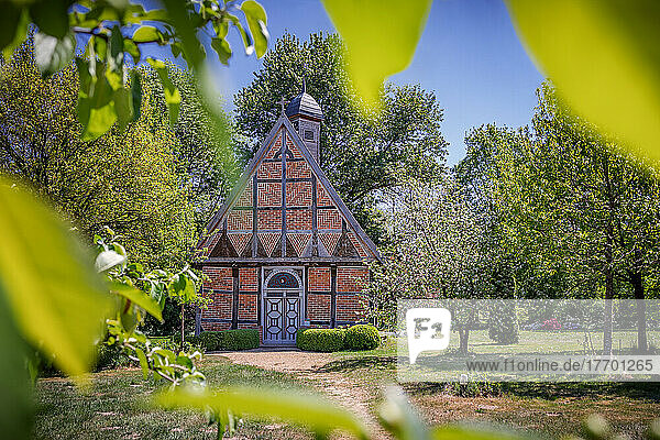 Die kleine Gutskapelle Barnstedt liegt in einem idyllischen Garten. Hier finden neben Gottesdiensten auch Trauungen und Konzerte statt.