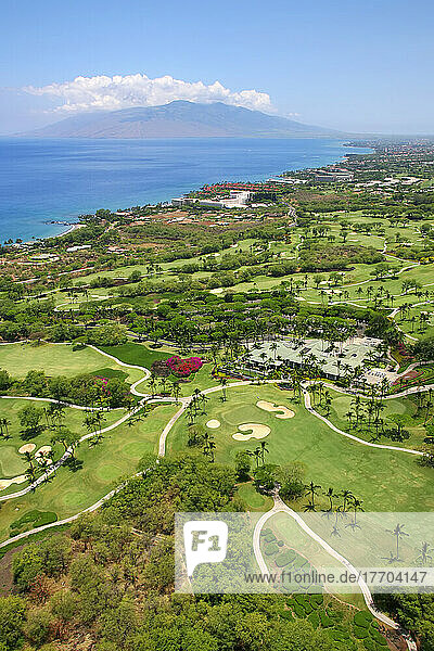 Luftaufnahme der Wailea-Golfplätze  des Sea Watch-Restaurants und des Pro-Shops für den Wailea Emerald und den Golfplatz; Wailea  Maui  Hawaii  Vereinigte Staaten von Amerika