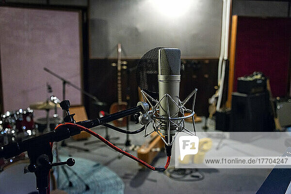 Mikrofon und Musikinstrumente in einem Aufnahmestudio; Siem Reap  Kambodscha