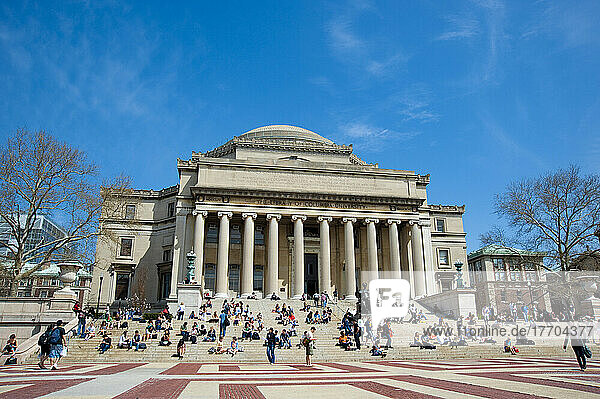 Studenten vor der Bibliothek der Columbia University  Manhattan  New York  USA