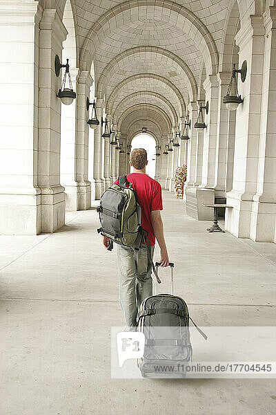 Reisender mit Gepäck vor der Union Station; Washington  District of Columbia  Vereinigte Staaten von Amerika