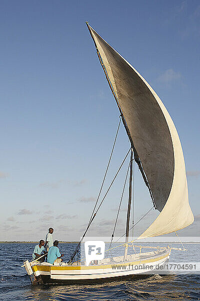 Ein Segelboot auf dem Indischen Ozean; Vamizi Island  Mosambik