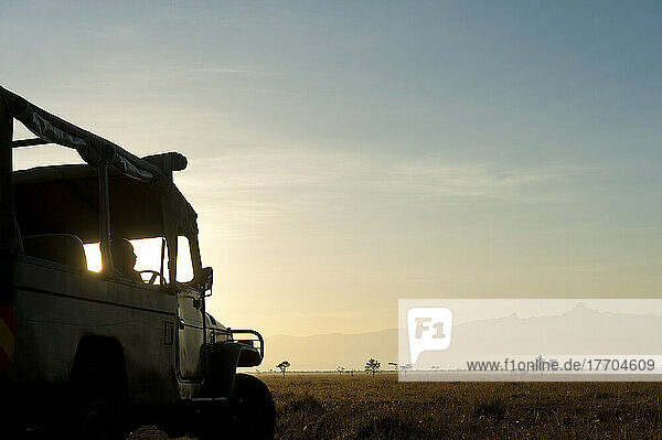 Silhouette des Fahrers im 4x4 vor dem Berg Kenia in der Morgendämmerung  Ol Pejeta Conservancy; Kenia