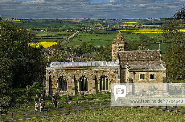 Kirche St. Leonard und die umliegende Landschaft  Rockingham Castle; Leicestershire  England