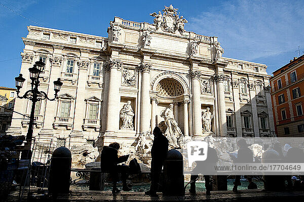 Touristen vor der Fontana di Trevi  Rom  Italien