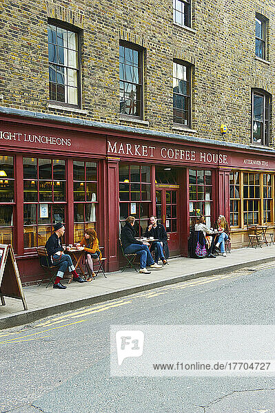 Kunden sitzen an Tischen vor dem Market Coffee House  Spitalfields; London  England