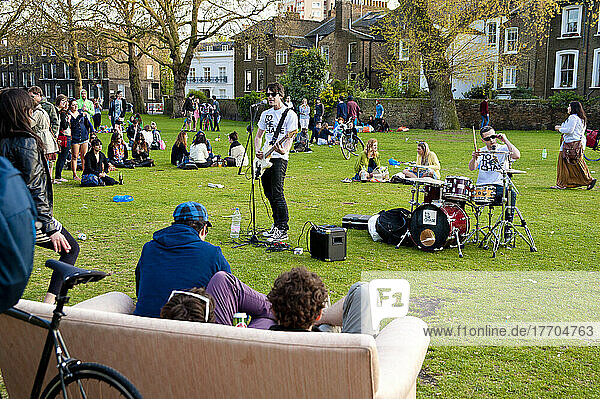 Indie-Band spielt für eine trendige Menschenmenge in London Fields  Shoreditch  London  Uk