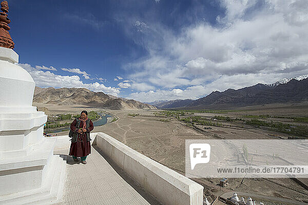 Pilger mit Blick auf das Tal unterhalb des Klosters Stakna im Indus-Tal; Ladakh  Jammu und Kaschmir  Indien