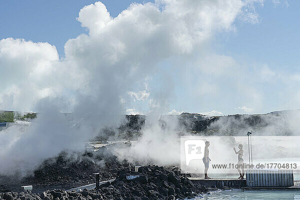Touristen genießen die heißen Quellen der Blauen Lagune in der Nähe von Reykjavik  eine beliebte Touristenattraktion; Island