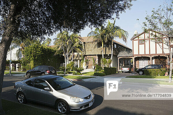 Wohnstraße mit Häusern und geparkten Autos; Kalifornien  Vereinigte Staaten von Amerika