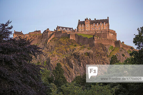Edinburgh Castle in der Abenddämmerung; Edinburgh  Schottland