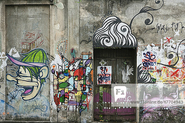 Graffiti an alten Gebäuden im Stadtteil Santa Teresa; Rio De Janeiro  Brasilien