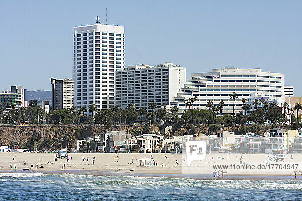 Strand entlang der Uferpromenade mit Häusern  Gebäuden und Palmen im Hintergrund; Kalifornien  Vereinigte Staaten von Amerika