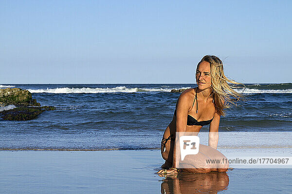 Junge Frau im Bikini am Seven Mile Beach  Byron Bay; New South Wales  Australien