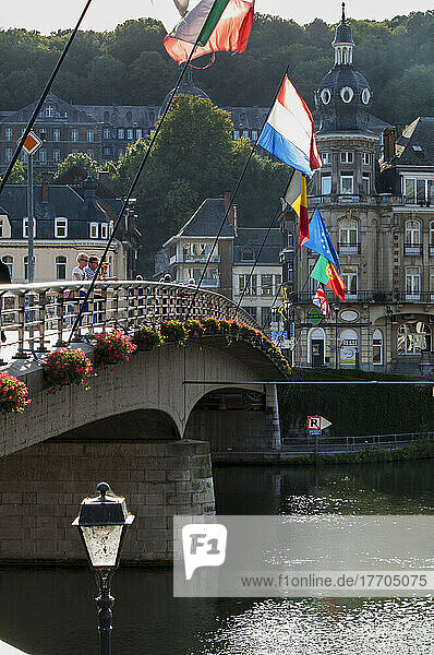 Brücke mit Flaggen  die den Fluss überquert; Dinant  Ardennen  Belgien