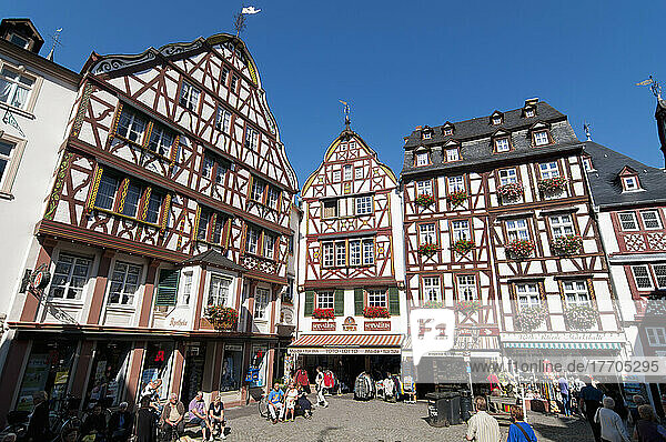 Fachwerkhäuser auf einem Marktplatz; Bernkastel-Kues  Rheinland-Pfalz  Deutschland
