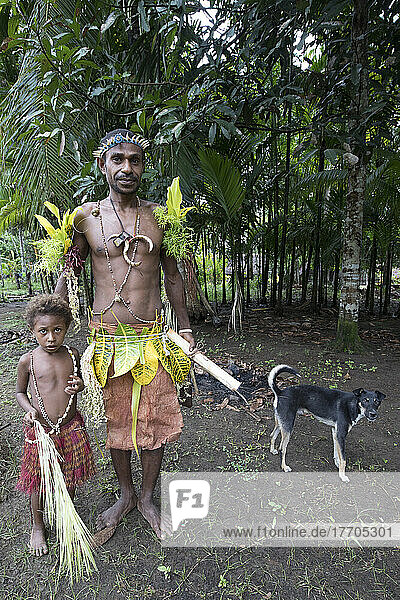 Mann  Junge und Hund in Madang  Papua-Neuguinea; Madang  Provinz Madang  Papua-Neuguinea
