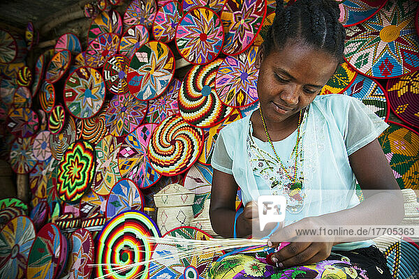 Korbmacherin mit farbenfroher Korbware; Axum  Tigray  Äthiopien