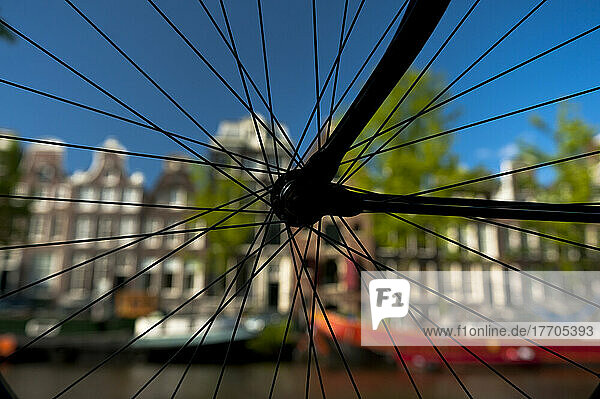 Silhouette eines Fahrrads vor einer Gracht und traditionellen Giebelhäusern; Amsterdam  Holland