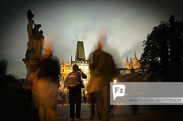 Langzeitbelichtung von Menschen stehen auf der Karlsbrücke in der Abenddämmerung; Prag  Tschechische Republik