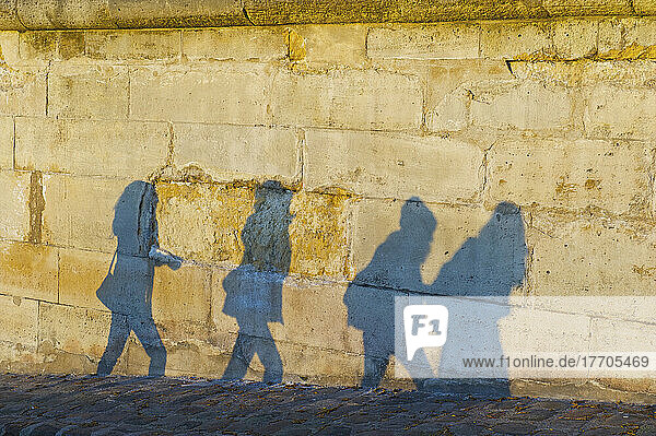 Schatten von Fußgängern an einer Mauer; Paris  Frankreich