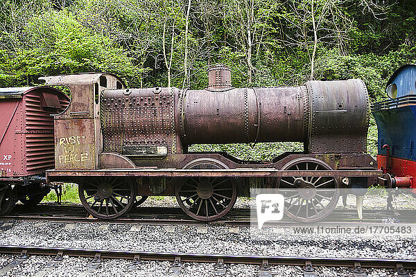Rust In Peace Graffiti auf dieser alten Dampflokomotive auf dem Radweg von Bath nach Bristol; Somerset  England