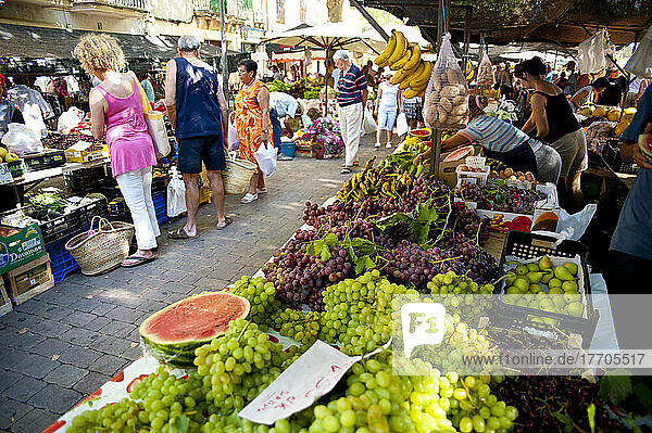 Früchte auf einem Straßenmarkt in Alcudia  Mallorca  Balearische Inseln  Spanien