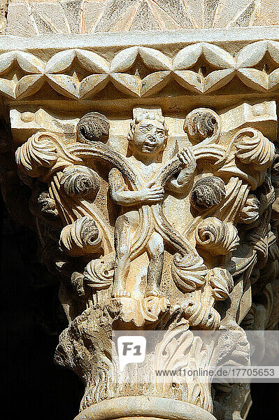 Sizilien  Italien: Säulen des Benediktinerklosters in Monreale  in der Nähe von Palermo  verziert mit Mosaik und geschnitztem Marmor.