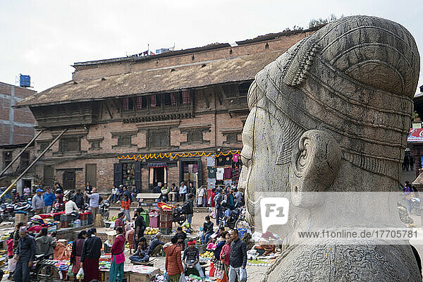Steinstatue auf den Stufen des Nyatapola Mandir auf dem Durbar-Platz in der Altstadt von Bhaktapur  erbaut von den Newari Hindu Mallas zwischen dem 16. und 18. Jahrhundert  Kathmandu-Tal  Nepal; Bhaktapur  Kathmandu-Tal  Nepal