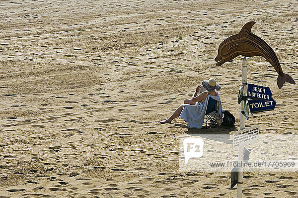 Eine einsame Frau  die am Strand der Viking Bay sitzt; Broadstairs  Thanet  Kent  England