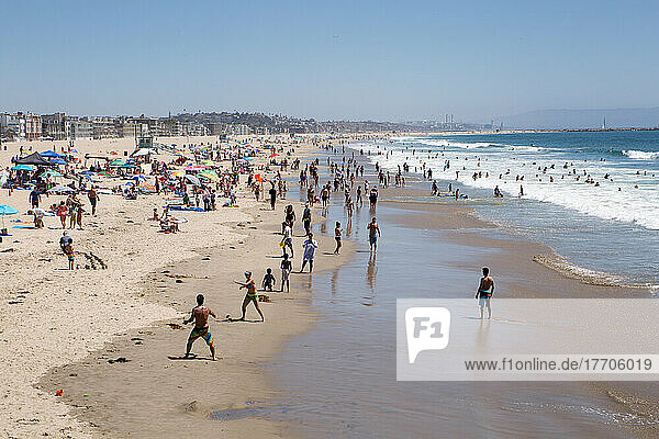 Menschen genießen Segeln  Surfen  Sand  Meer und Sonne am Venice Beach; Venice Beach  Venice  Los Angeles  Kalifornien