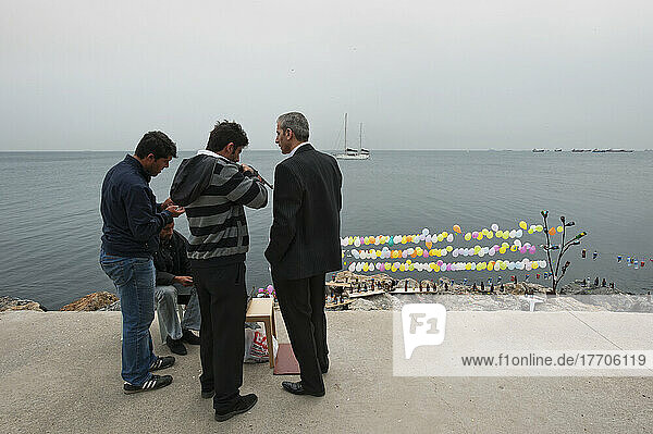 Männer an einer Schießscheibe am Rande des Wassers; Istanbul  Türkei