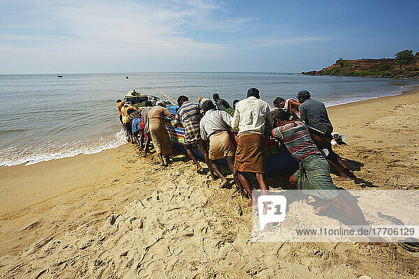 Fischer am Strand von Bekal; Nord-Kerala  Indien
