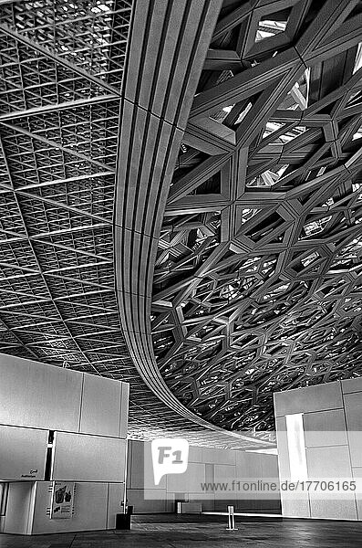Innenansicht des Louvre in Abu Dhabi City  VAE  mit seiner beeindruckenden Dachkonstruktion; Abu Dhabi  Vereinigte Arabische Emirate