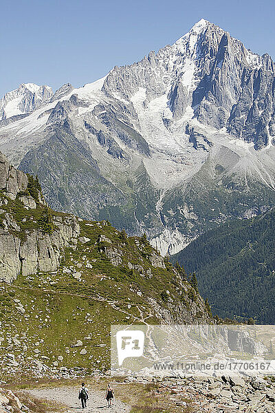 Wanderer oberhalb des Chamonix-Mont-Blanc-Tals  mit dem Mont-Blanc-Massiv im Hintergrund; Frankreich