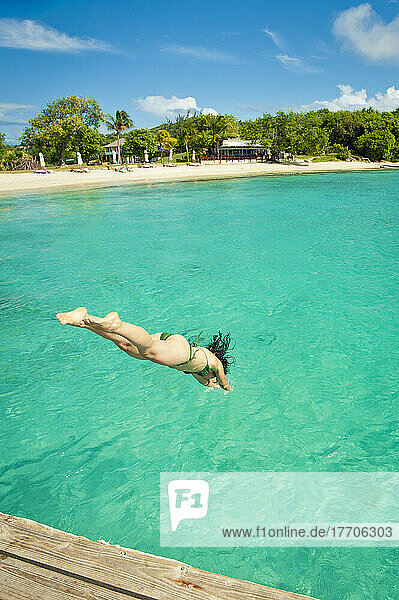 Schwimmen im Cotton House Beach auf der Insel Mustique  St. Vincent und die Grenadinen  Westindien