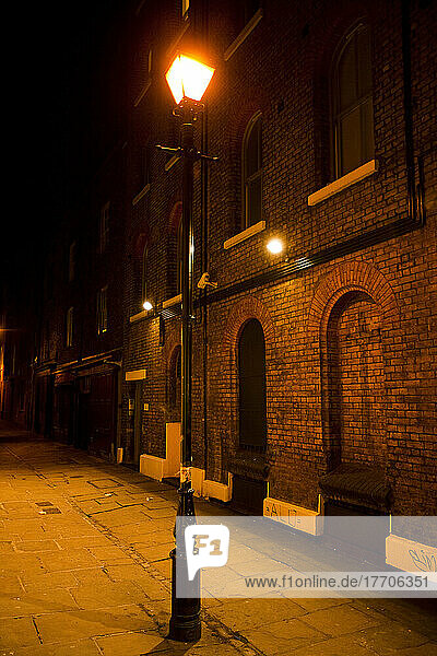 Viktorianische Straßenlaterne beleuchtet die Straßen von East London bei Nacht; London  England