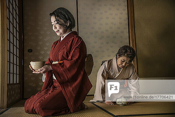 Zwei Frauen nehmen an einer traditionellen japanischen Teezeremonie im Daishoin-Kloster auf der Insel Miyajima teil. Die japanische Teezeremonie oder Chado ist eine kulturelle Aktivität  die die zeremonielle Zubereitung und Darbietung von pulverisiertem grünem Tee beinhaltet. Es kann sich dabei um informelle Zusammenkünfte oder sehr formelle Zeremonien handeln. Chado gilt als eine der drei klassischen japanischen Künste der Verfeinerung  zusammen mit Kodo für die Wertschätzung von Weihrauch und Kado für das Blumenarrangement; Miyajima  Japan