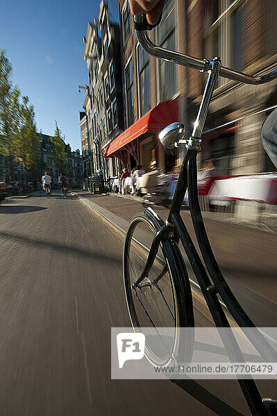 Radfahren auf dem Radweg; Amsterdam  Holland