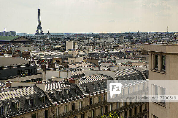Der Eiffelturm überragt das Stadtbild von Paris; Paris  Frankreich