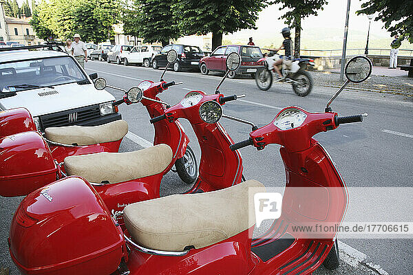 Drei rote Vespa-Roller zu vermieten in Radda in Chianti; Toskana  Italien