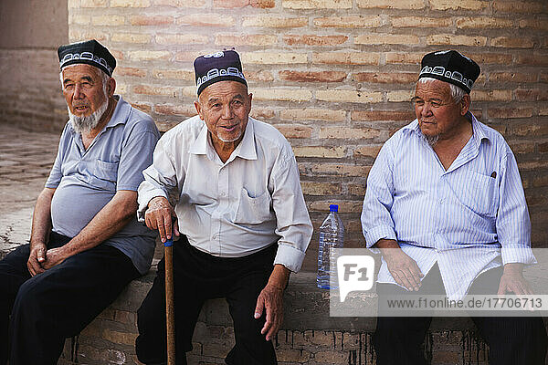 Einheimische Männer  Arche Kukhna  innerhalb der Altstadt von Ichan Kala; Chiwa  Khwarezm  Usbekistan