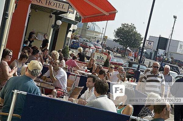 Cafe Society  mit Bars und Restaurants am Wasser und Blick auf den Jachthafen; Ramsgate  Thanet  Kent  England