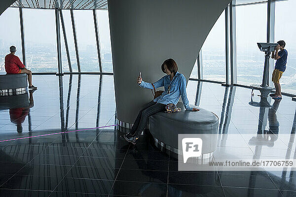 Eine Frau macht ein Selbstporträt von der Aussichtsplattform des Bitexco Financial Tower in Ho Chi Minh  Vietnam; Ho Chi Minh  Vietnam